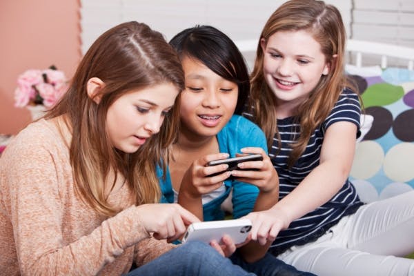 kids playing smartphone games
