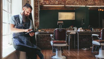 barber with tablet