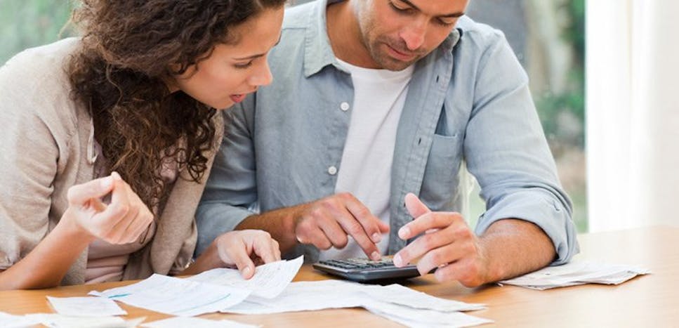 couple calculating bills