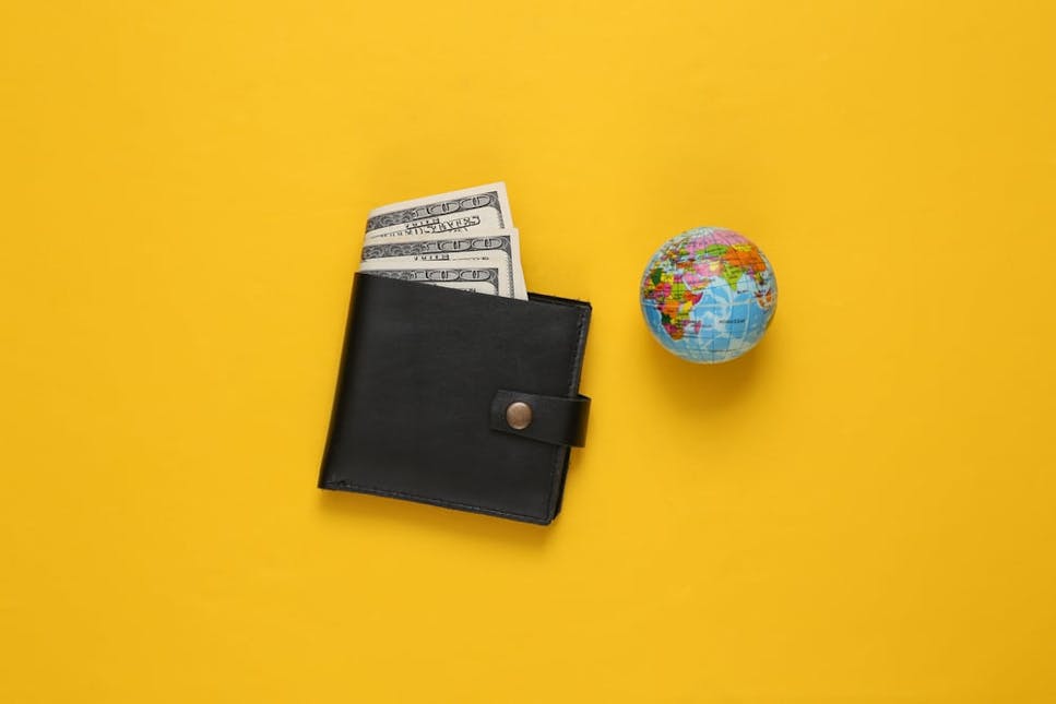 igd-hero-sending-money-abroad-international-transfers-wallet.png