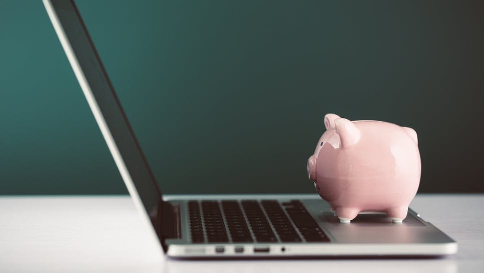 hero-homepage-team-blog-moneysavingidiot-piggy-bank-laptop.jpg