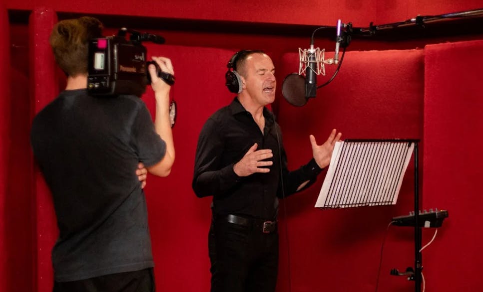 martin singing.png
