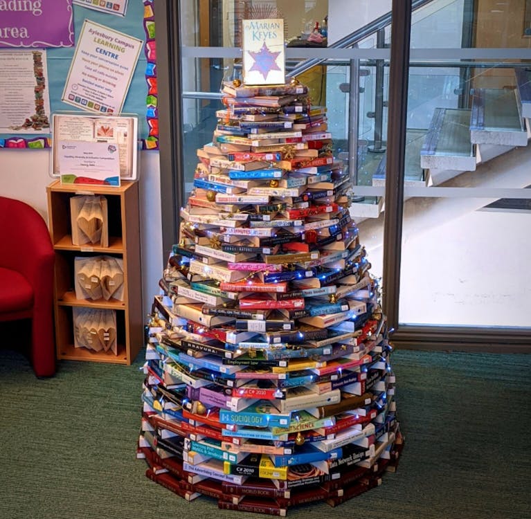 book-christmas-tree.png