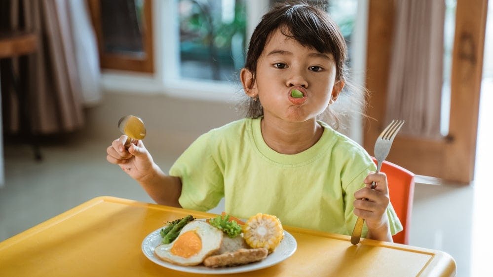hero-homepage-child-kid-eating-food-free-school-meals.jpg